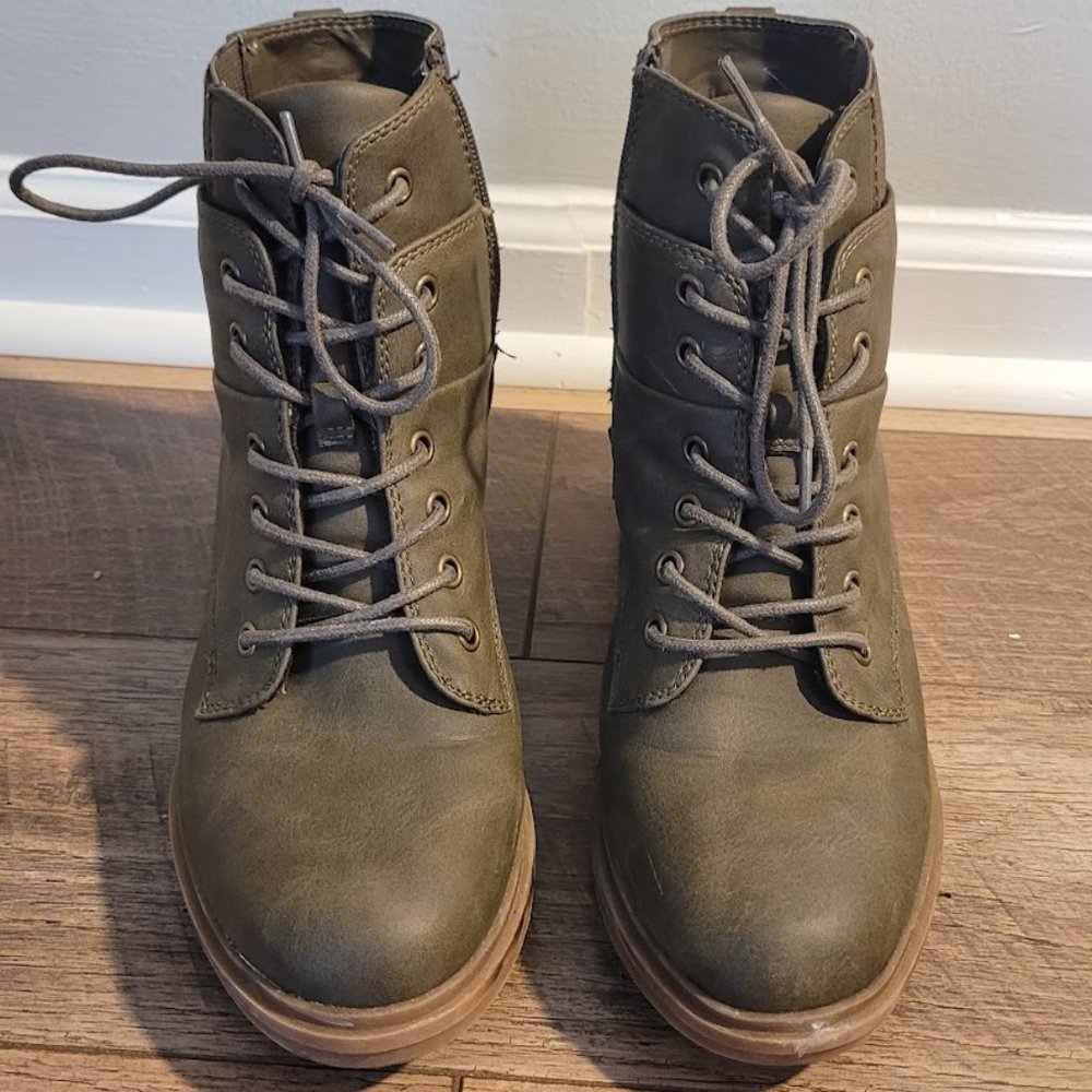 Crown Vintage Army Green Combat Style Boots with small heel, size 10
